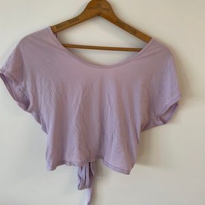 Lululemon Short Sleeved Open Back Tied Cropped T-shirt in Lavender. Size 4.